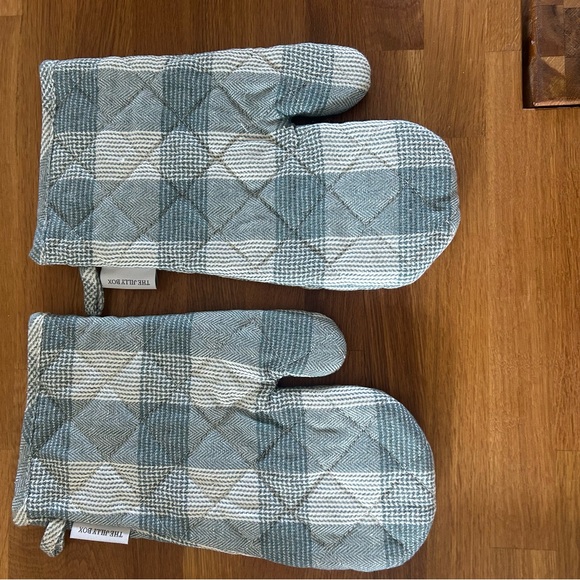 Jillian Harris x Fraiche Living oven mitts - Picture 1 of 2